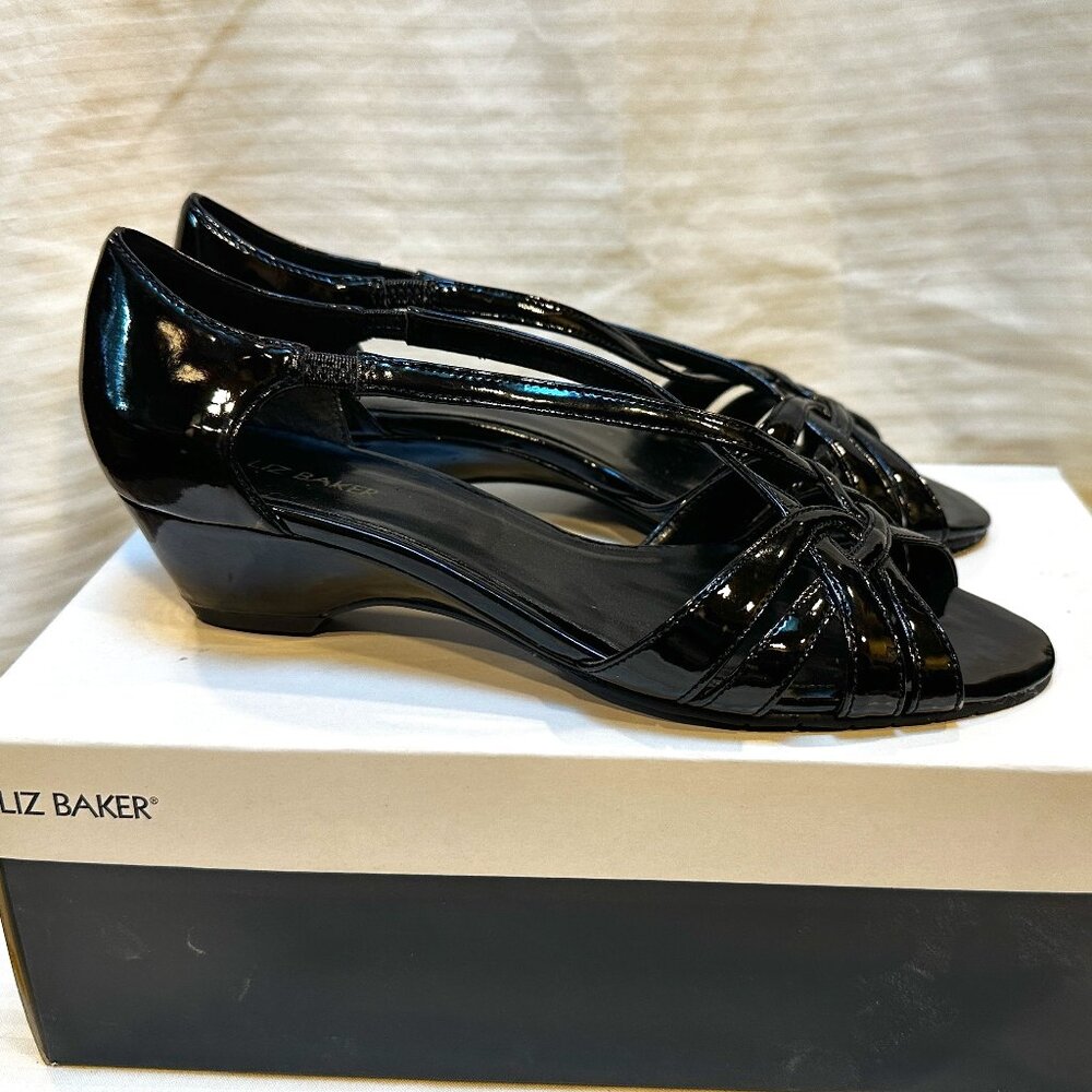 BRAND NEW IN BOX! LIZ BAKER PERIWINKLE BLACK PATENT STRAPPY SANDALS SIZE 6.5
